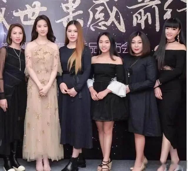这大概就是普通人和明星合照的巨