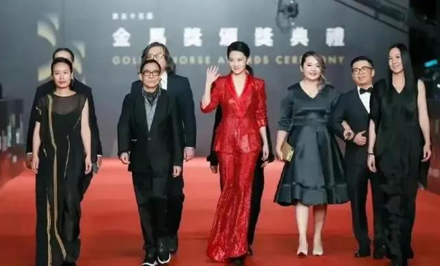 不愧是公认的超级大美女啊，在人群中也太出挑了吧！

她真是太美了！这一身酒红色的