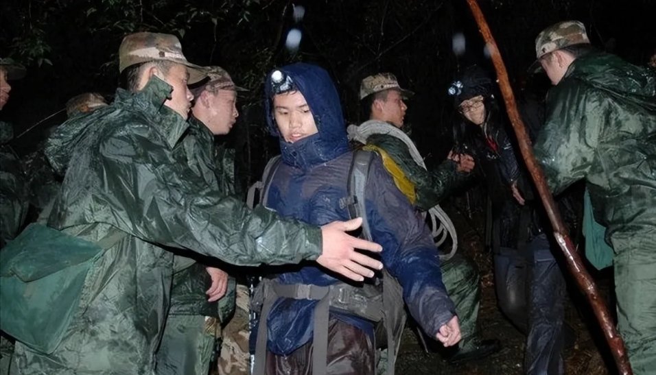 “烈士的命就换来18个白眼狼！”24岁民警用生命救出18名复旦高材生，没想到救的