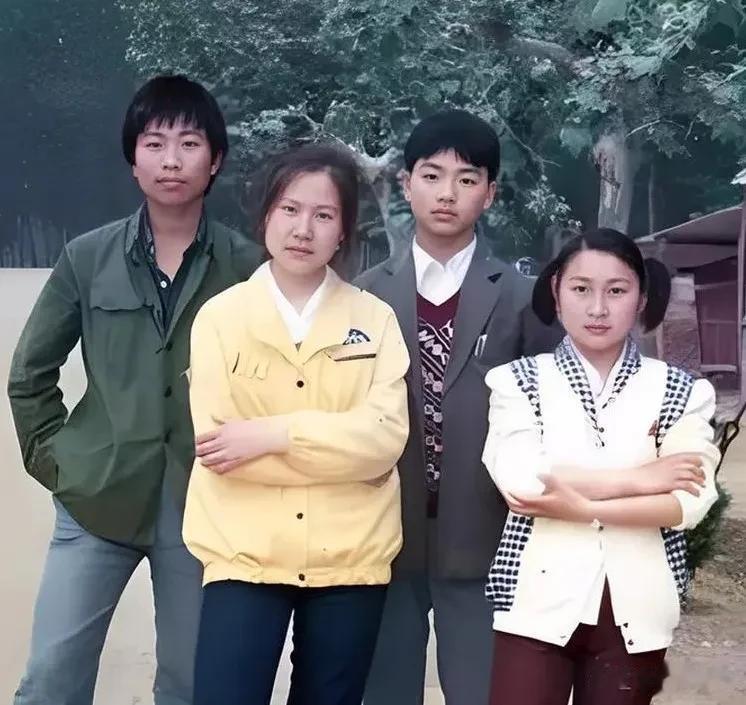 哪位说东哥小时候穷？东哥穿的比我小时候强太多了[流泪]我小学时参加升旗，要求穿白