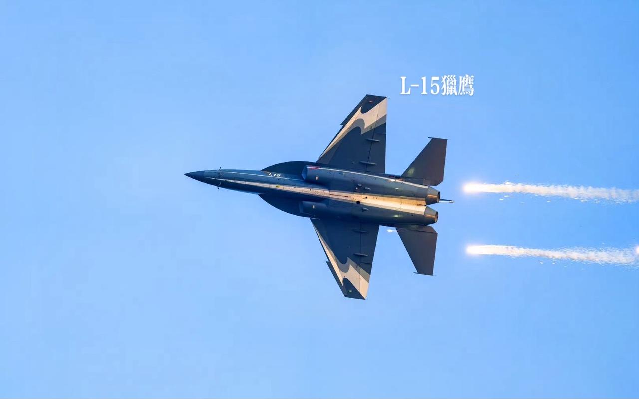 种花家”L-15猎鹰🦅。战术装备 #反对霸权主义维护世界和平 
L-15教练机