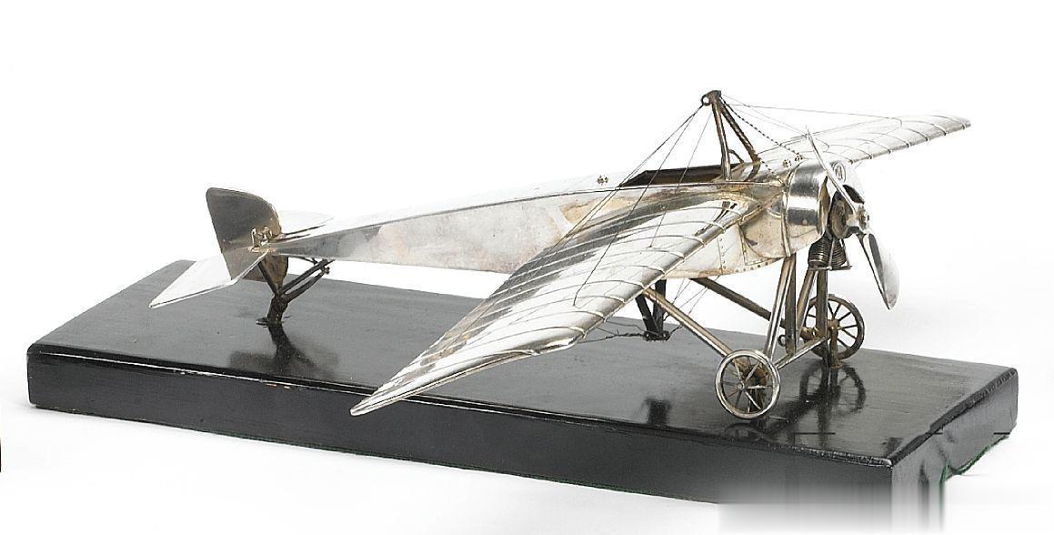 1915年英国制造的莫兰纳-索尼埃H型单翼机银制模型，螺旋桨和发动机都能转动，发