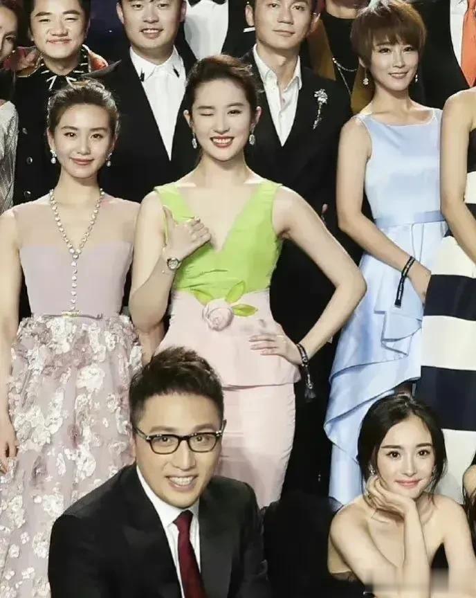 昔日李诗诗、刘亦菲、杨幂三大花旦同框，真的是太难得了，这三个都是演艺圈新生代最顶