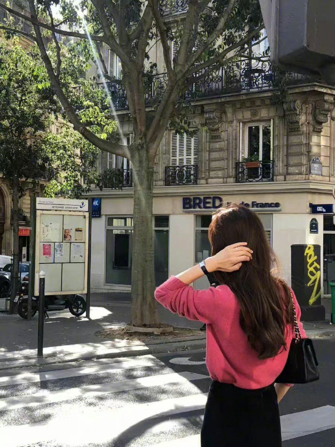  “所以 什么是体面 是朝九晚五 还是五险一金 是背井离乡 还是灯火可亲” ​ 