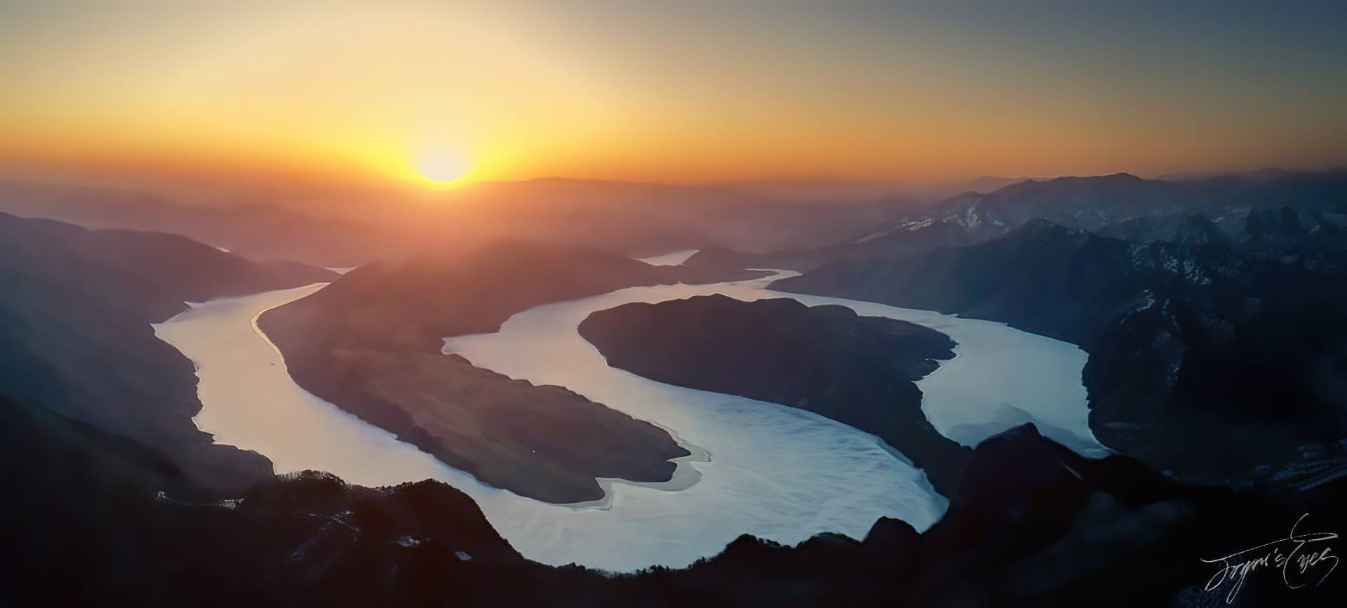 之前没有无人机，一直不太懂这里为啥叫“太极湾”，当把无人机飞向天空，一副山河太极