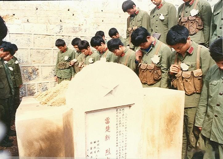 这几张照片拍摄于1984年9月的麻栗坡烈士陵园，一群侦察兵在送别他们的好战友雷楚
