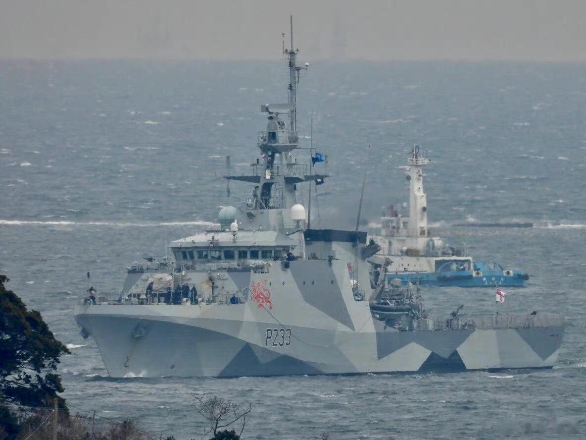 迷彩涂装的英国皇家海军河流级巡逻舰第二批次 P233塔马号以及原涂装（图4），舰