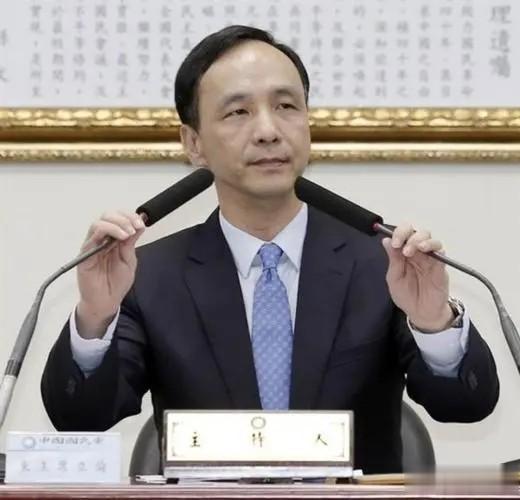 现在随着侯友宜的民调的不断下滑，朱立伦扶持韩国瑜的态度十分明显，突然将韩国瑜列入