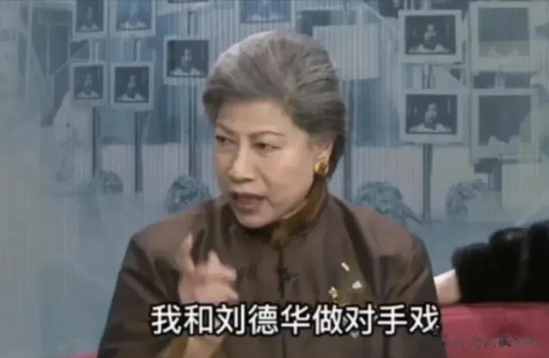 刘德华能红四十年不是没有道理的，他出道之初，就已经非常用功，早年跟他合作过的老前