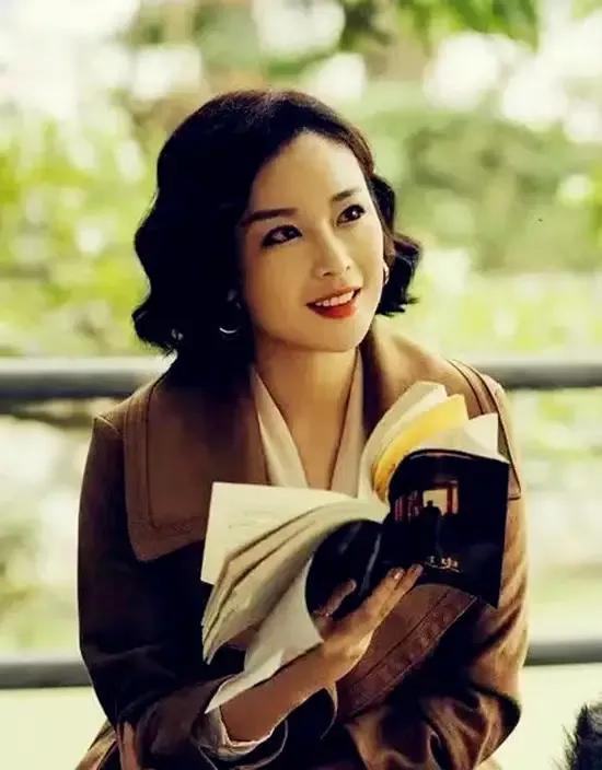 《狂飙》大嫂风火了，高启强妻子陈书婷，演绎终极女BOSS穿搭

最近一段时间狂飙