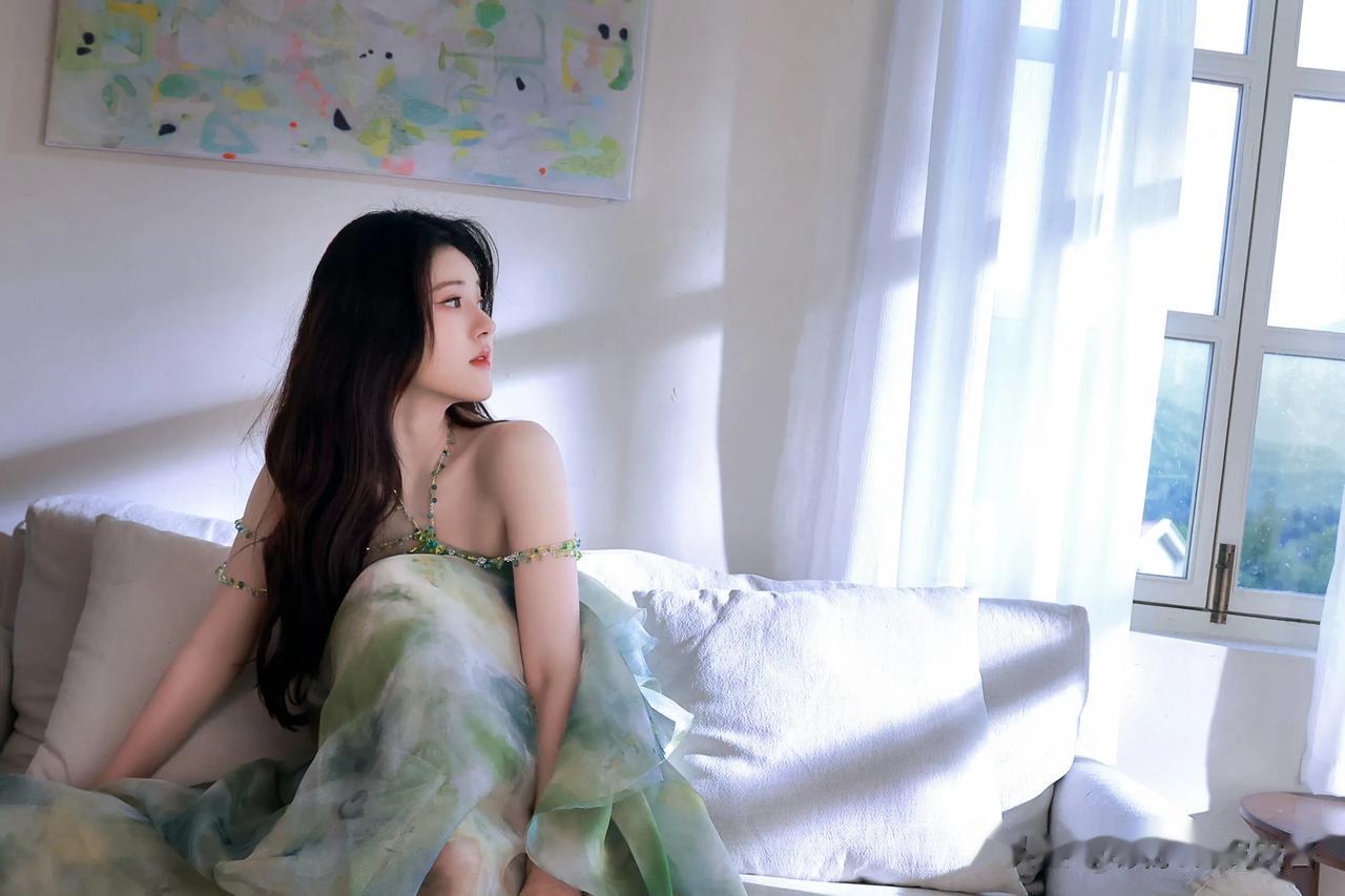 赵露思现在在娱乐圈挺尴尬的吧，时尚活动和颁奖晚会都不见她的身影，好不容易有个上星