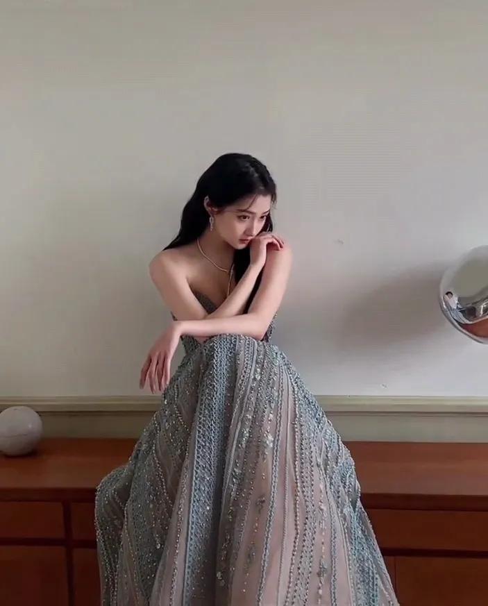 家室好， 学历高，长得漂亮，身材好，演技好，有作品，根正苗红，顶流男朋友，自己又