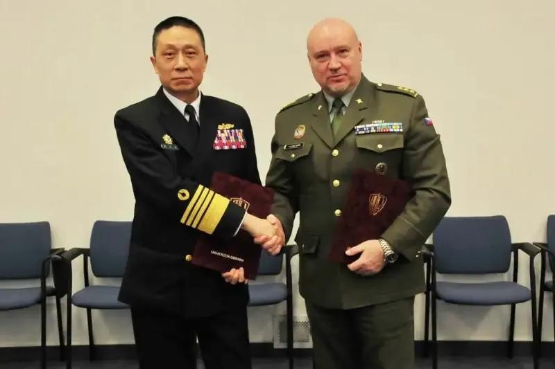 台军上‮窜将‬访捷克！台媒在4月7日‮开公‬消息显示，台岛‮将上‬军官‮志刘‬斌