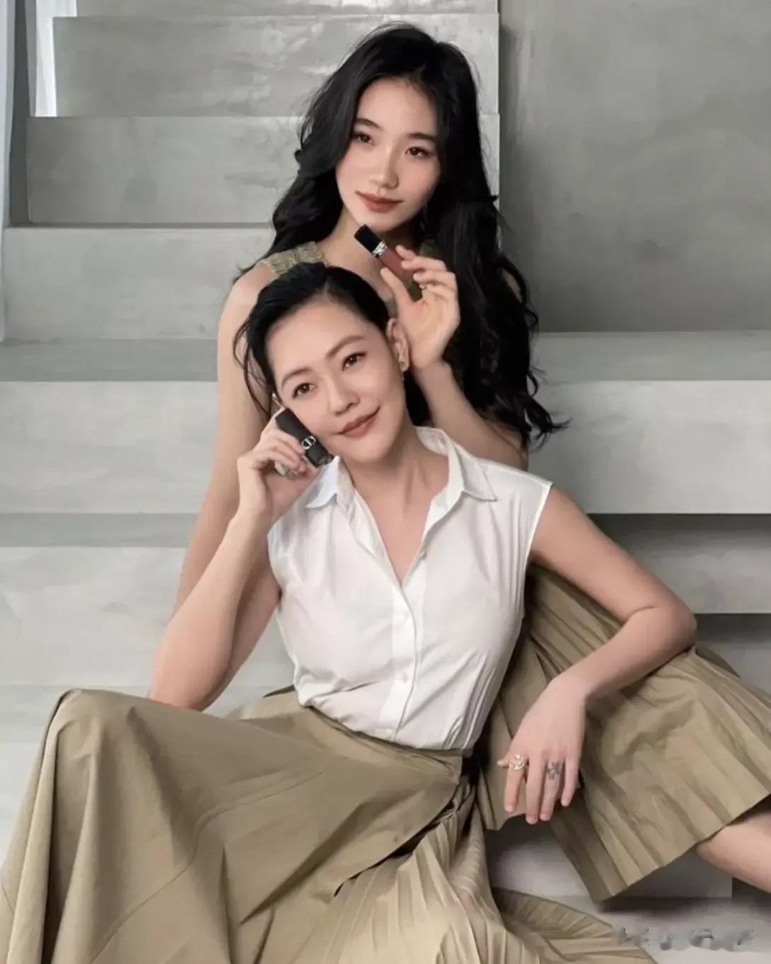 小S和女儿许韶恩同框合照，可以看到15岁的许韶恩比妈妈小S漂亮多了，皮肤和颜值两