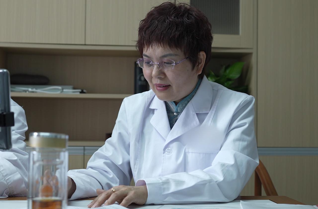 我这些年接诊的矮小、长速缓慢的孩子，多数有以下问题：
 
1、下眼睑发青、头发发