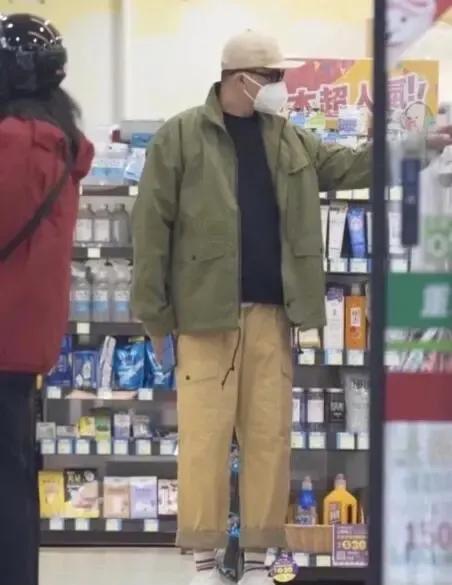 有网友拍到具俊晔现身孕婴店采购纸尿裤，左看看右看看，十分认真的样子，有人猜测是大
