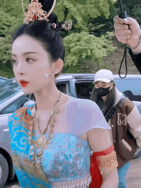 没有作品却靠综艺能经常上热搜的除了baby就是古力娜扎了吧，最近参加了萌探，一个