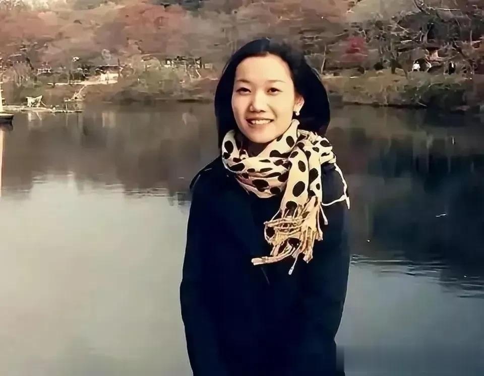 马云妻子张瑛年轻时的照片曝光，气质不输刘强东的妻子奶茶妹妹章泽天。

张瑛年轻的