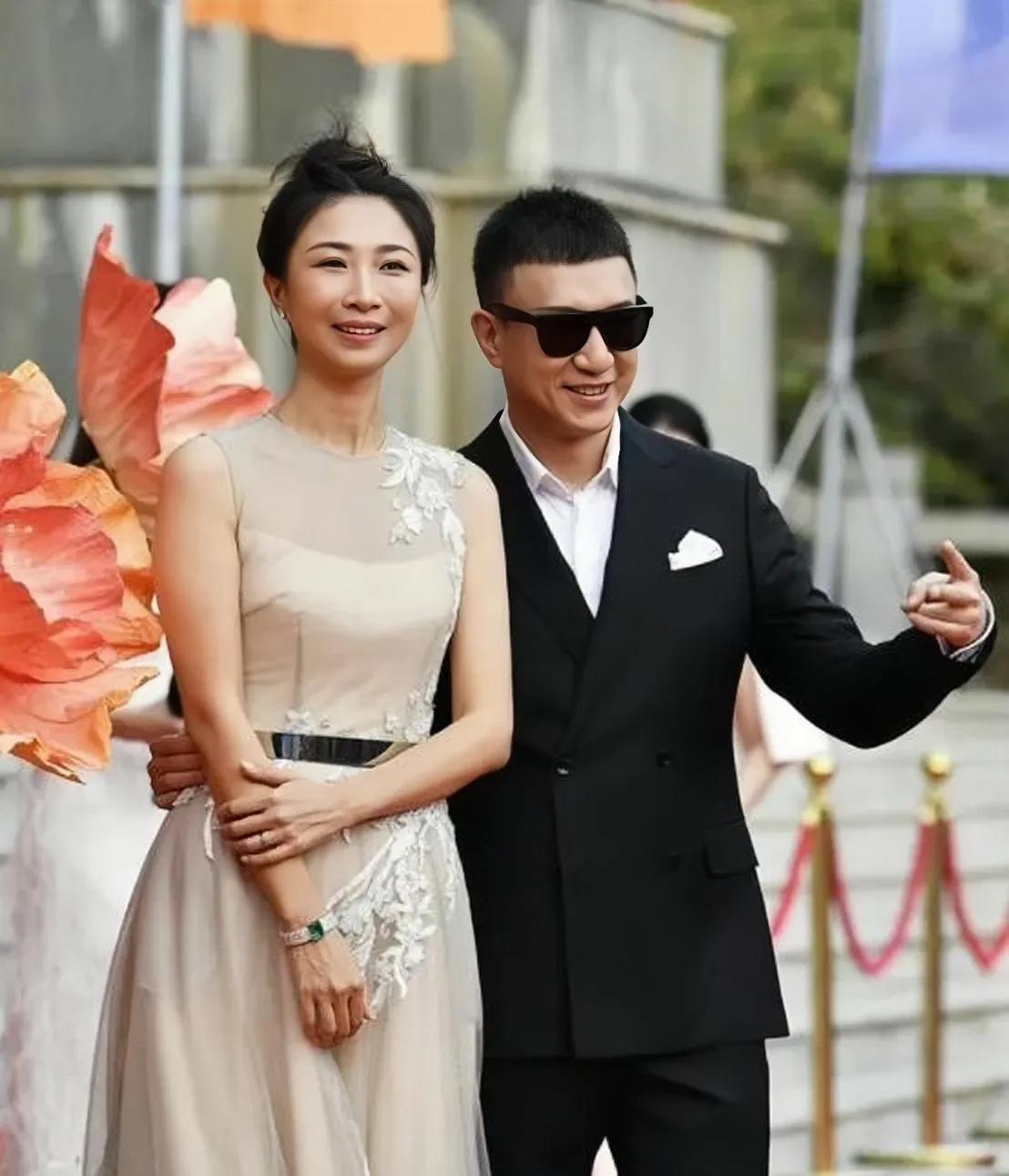 孙红雷和小他15岁的小娇妻王骏迪一起参加活动时的合影。
孙红雷的妻子王骏迪，是一