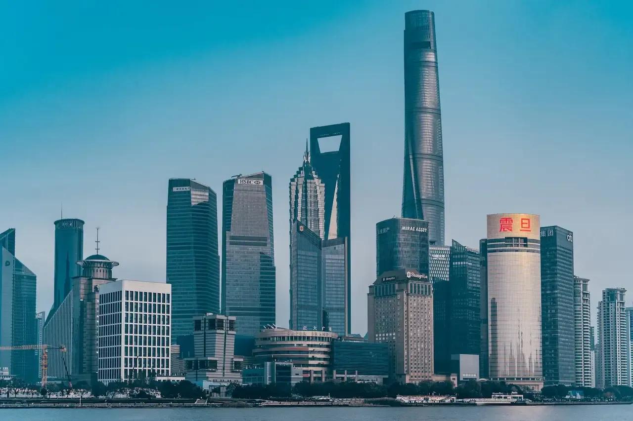 2023年又在大规模的救房地产