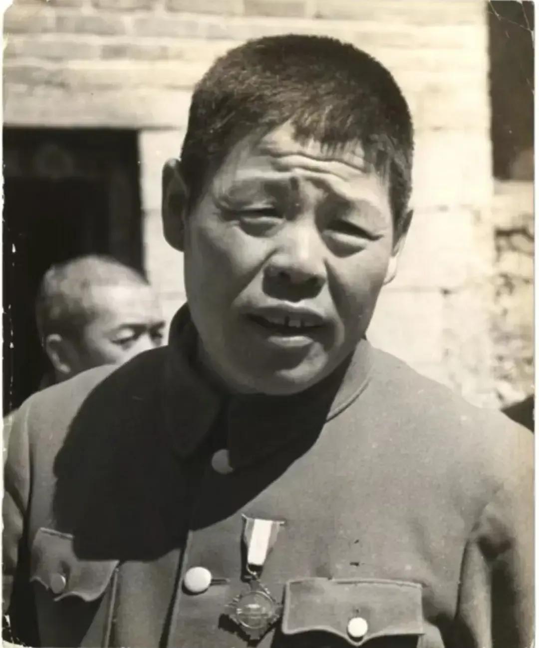 1938年，照‮中片‬这‮看个‬起‮老来‬实‮厚憨‬的中年人，就是‮赫赫‬有名‮