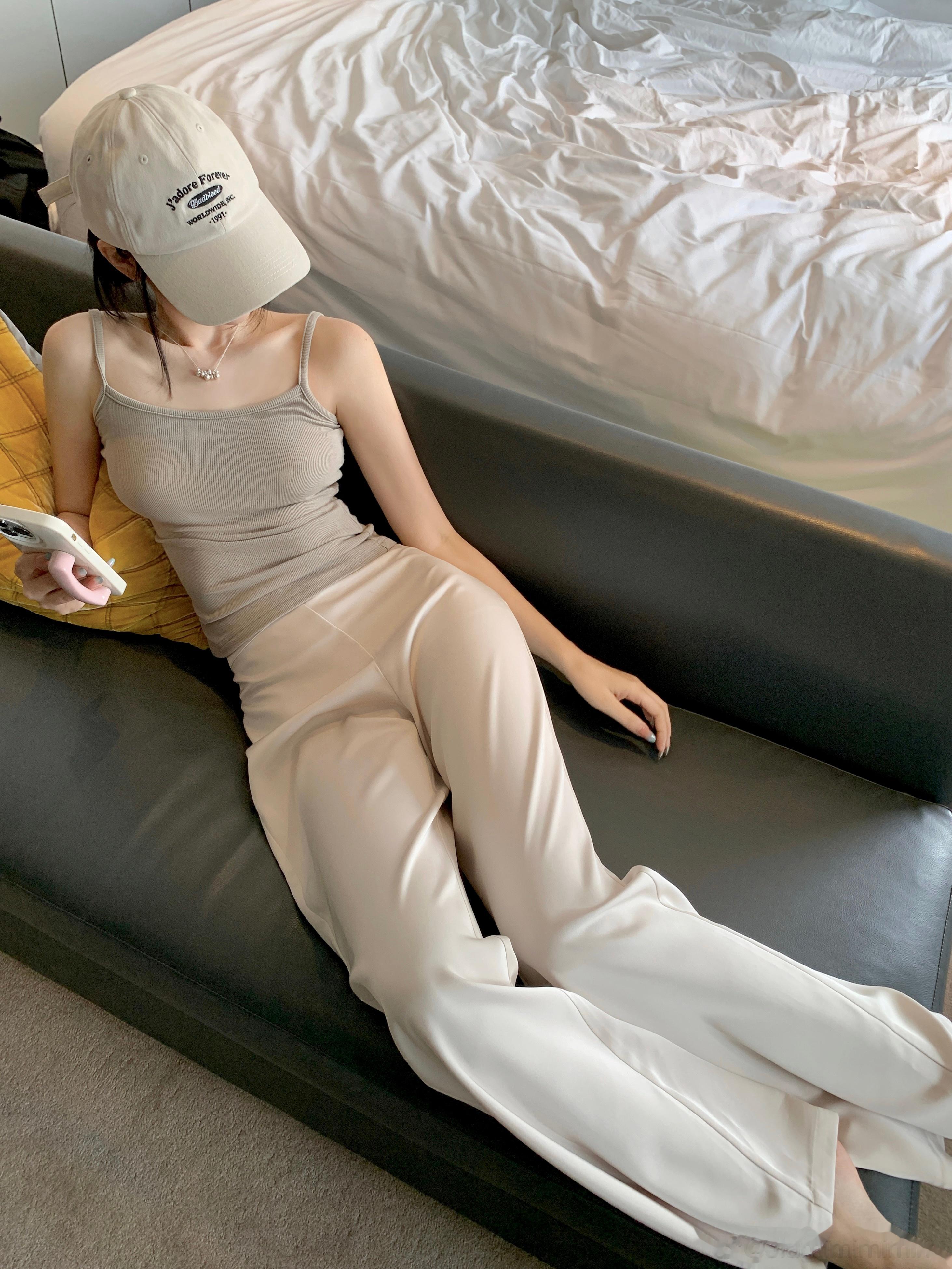 滑滑的好舒服缎面裤 版型用的是之前上过卖了几千条的黑色垂感裤 很好滴 买这个里面