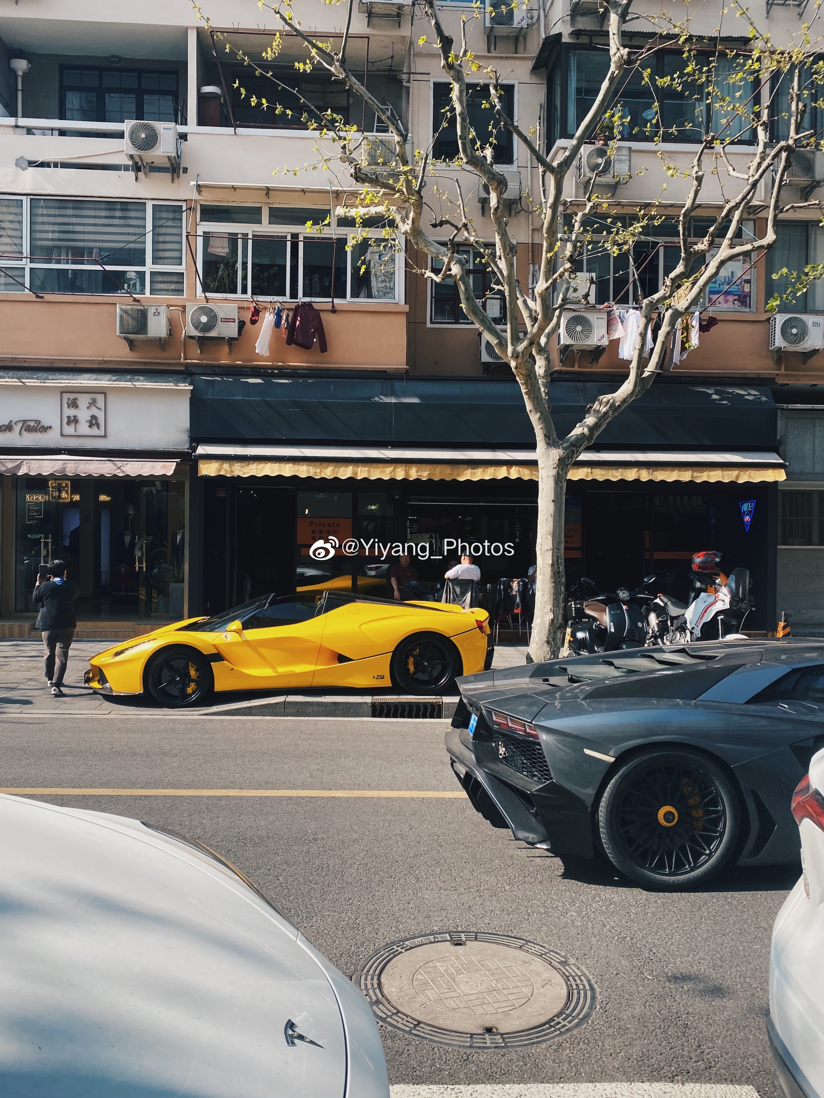 今日好天气之LaFerrari Aperta出街，漂亮的外形和艳丽的颜色引得路人