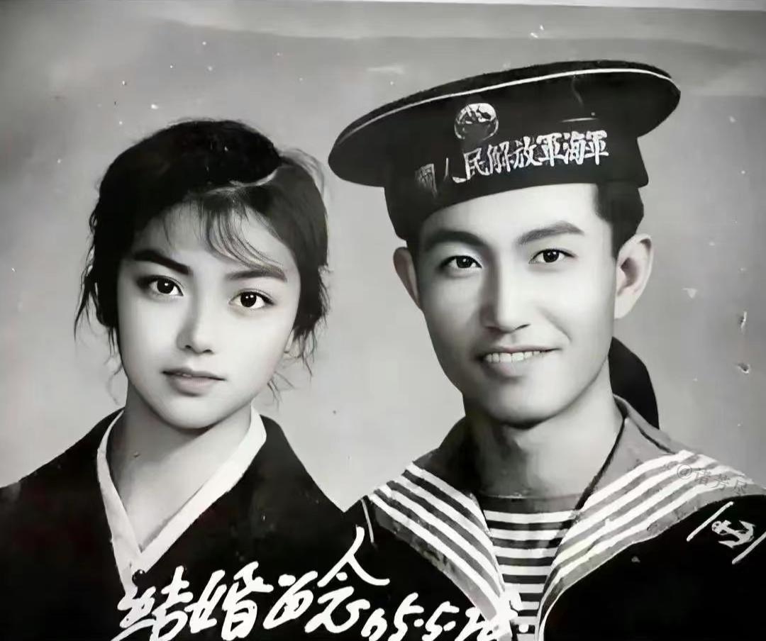 这是一张来自1965年的结婚照，不得不说，这对新人的颜值即便放在今天，也足以令人