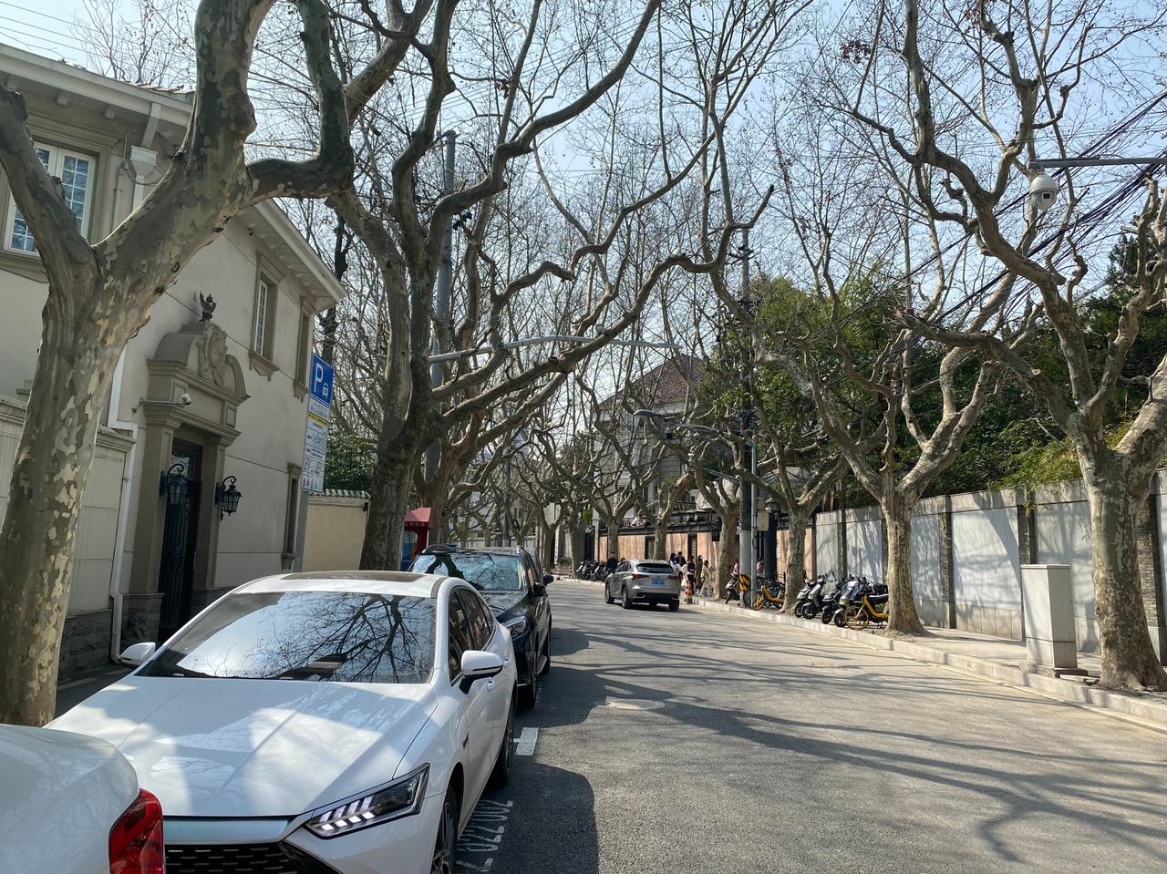 周末路过永福路。
看到原英国领事馆改建的高级餐厅“雍福會”，排着很多年轻人，有点