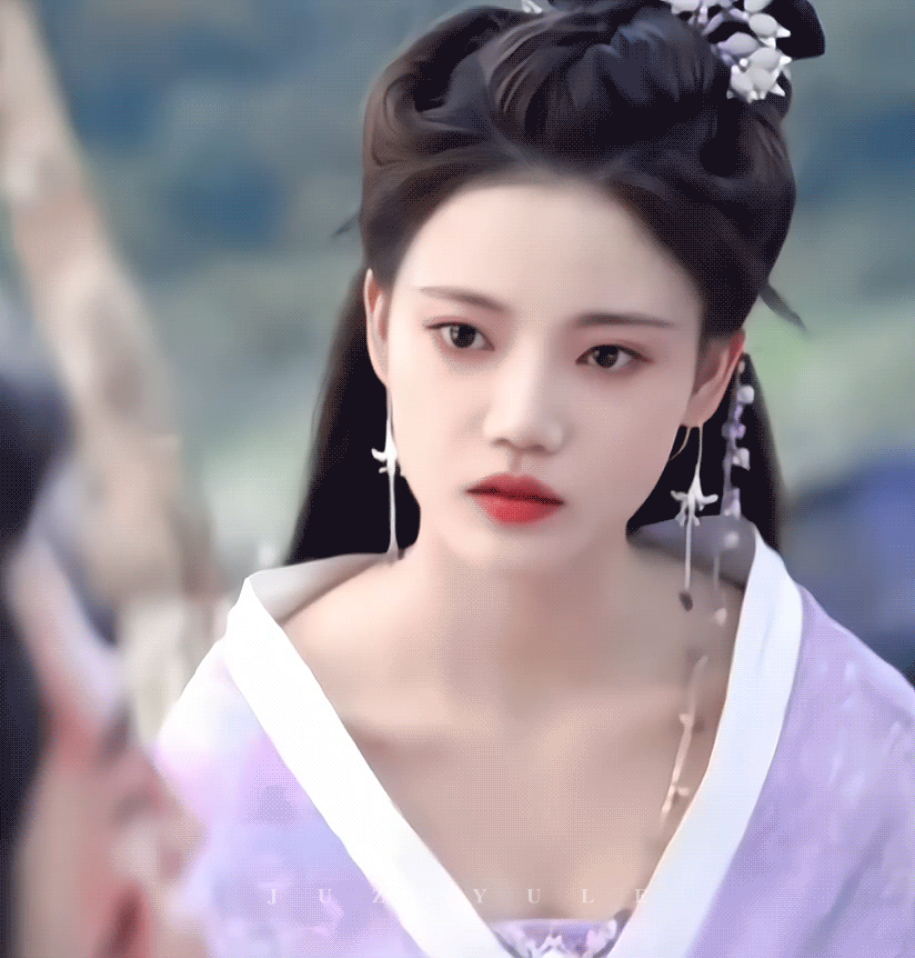 孙珍妮今年应该能杀出重围了吧，剧里剧外都长一个样子，完全没有诈骗。她的脸在预告里