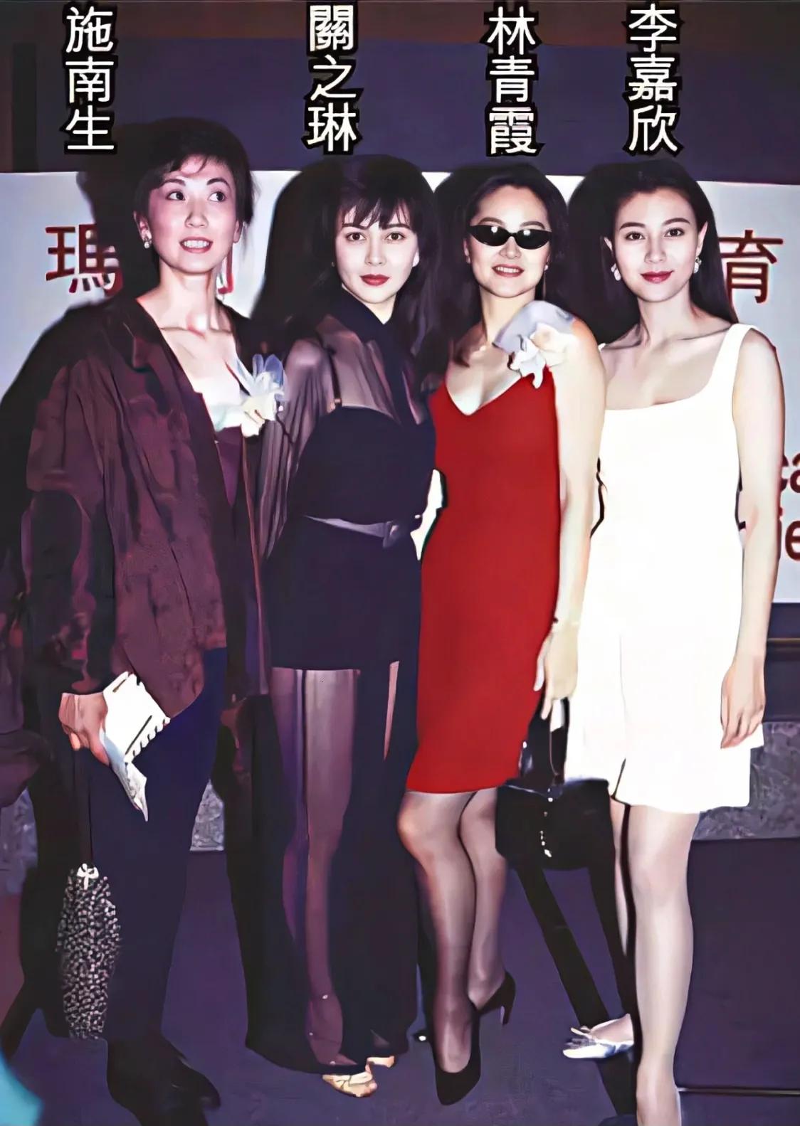 这是一场美媒与港媒的审美终极对决
1992年东方不败发布会
港媒：最美港姐—李嘉