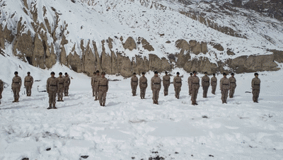 【雪地大练兵，为他们点赞！】初春，高原突降大雪。近日，第76集团军某旅“尖刀英雄