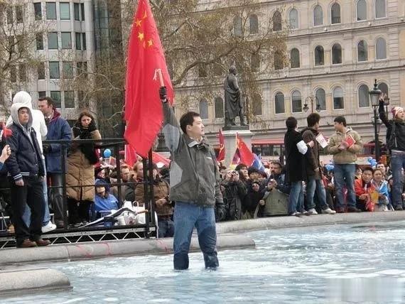 2008年4月6日，北京奥运前夕，奥运火炬在英国伦敦传递，突然遭到藏独分子的严重