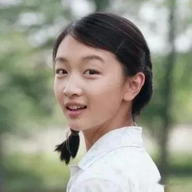 周冬雨再也不“清纯”了
 清纯的女学生到现在拥有轻熟性感的大女人，现在的周冬雨高