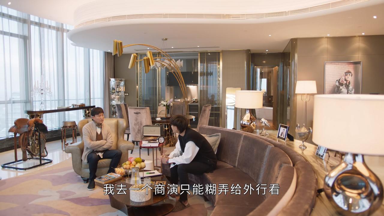 顶流小生对老师吐槽自己被批评不会唱歌。老师安慰他：毕竟你是真唱，比那些假唱的，糊