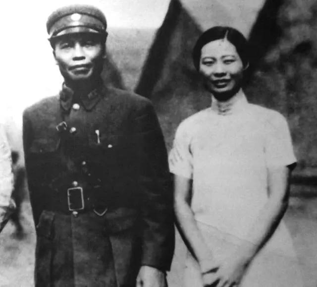 1938年，李宗仁夜会女记者，被妻子郭德洁撞见。她大哭大闹，突然，李宗仁拔出手枪