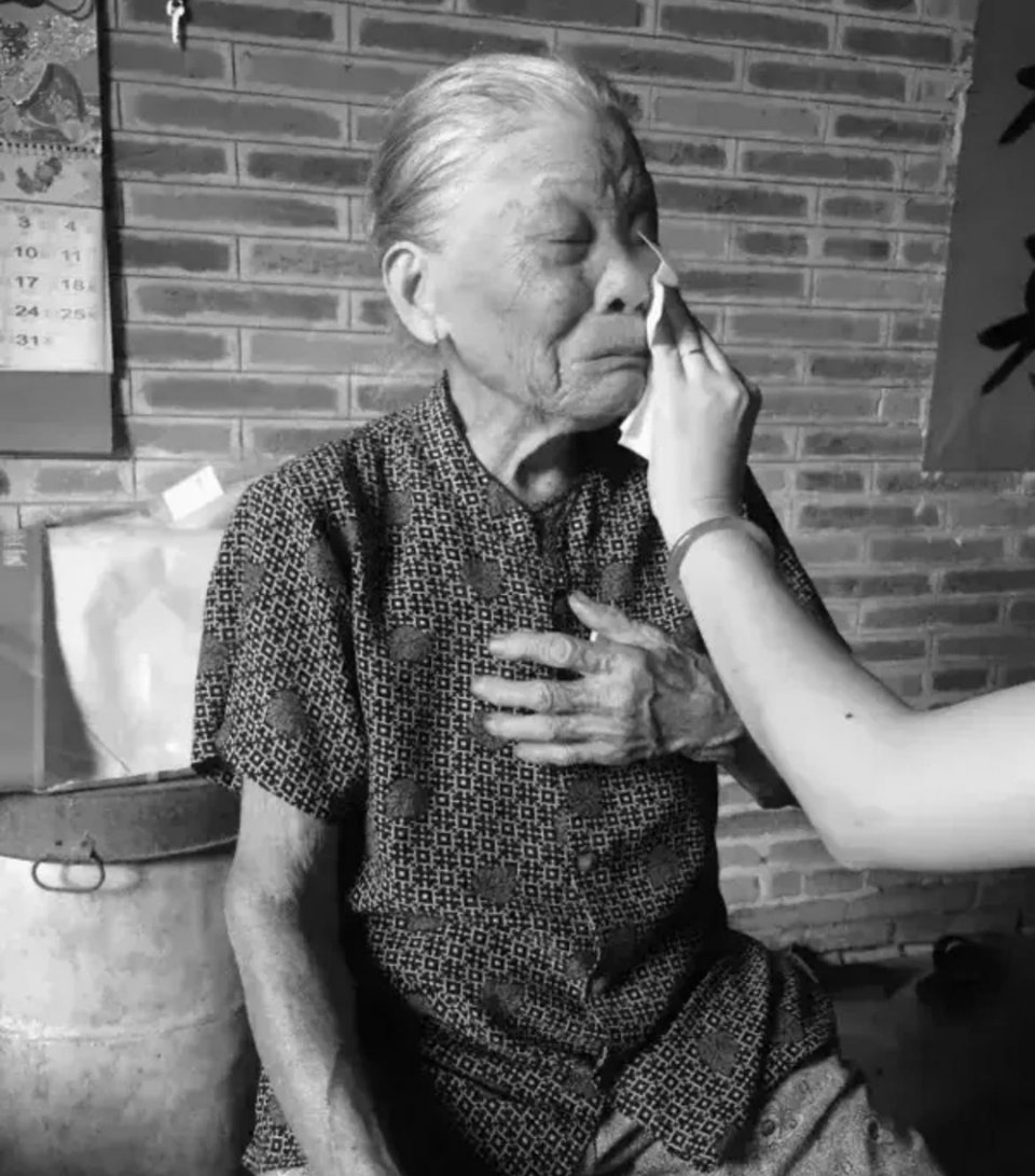 #历史那些事[超话]#1937年，她被日军拖到墙角施暴。为了寻求刺激，她甚至咬掉