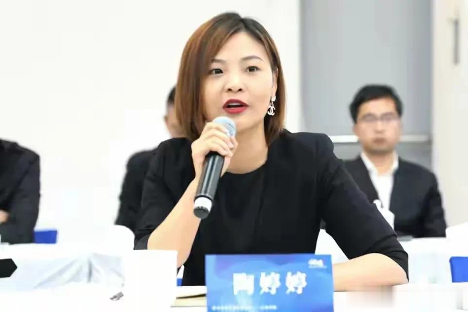 4月14日，足球媒体人冉雄飞爆料称，被称为“中超美女老板”的陶婷婷疑似被带走调查