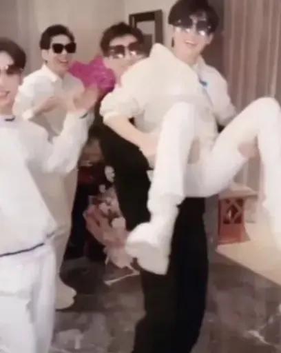 真的恶心到我了，张兰团队上前竟然在直播间玩起了把尿梗，再怎么着那也是孙子的亲妈妈