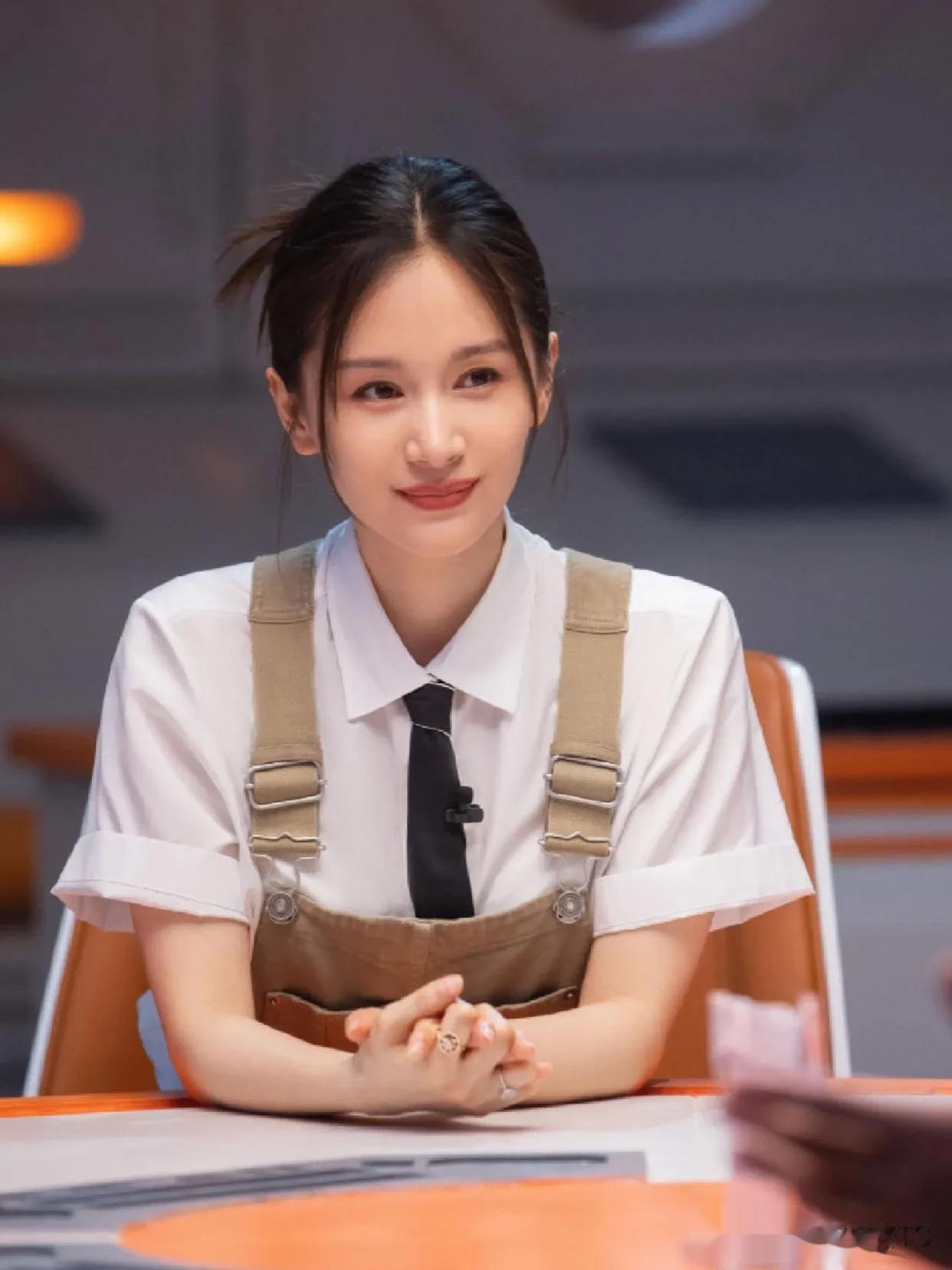 王子文，小而精致女人味十足。