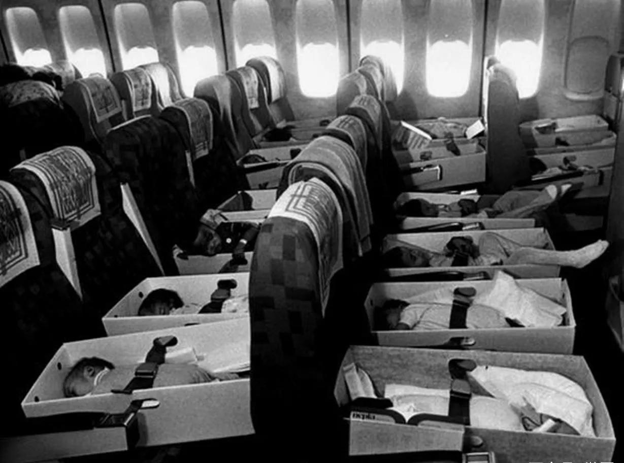1975年4月，一大批南越平民被迫逃离自己的家园，其中包括许多婴幼儿。

这些婴