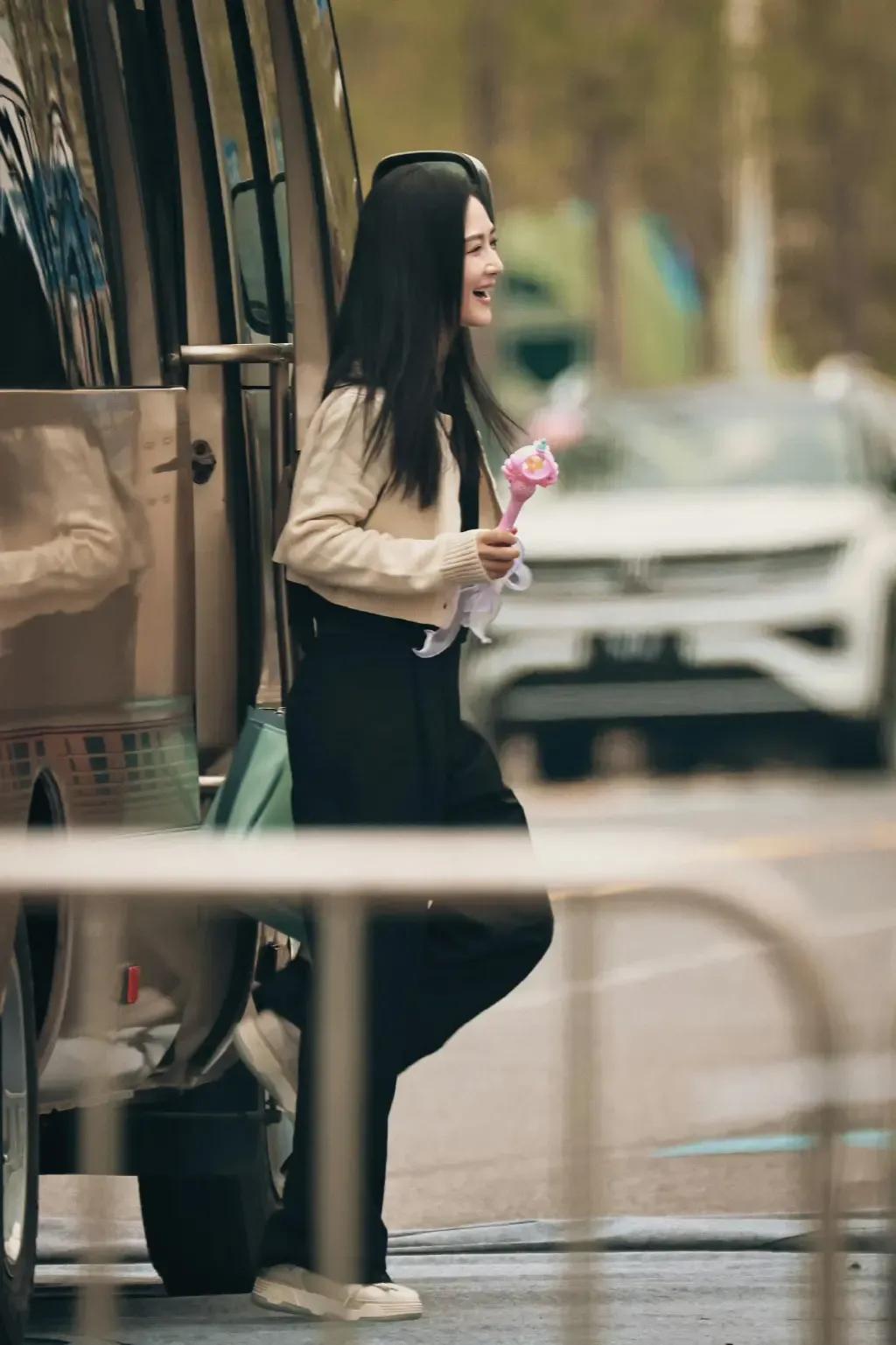 瘦下来的谢娜真是太美了，网友拍到谢娜上班照，穿米黄色针织小开衫，气质优雅，下搭黑