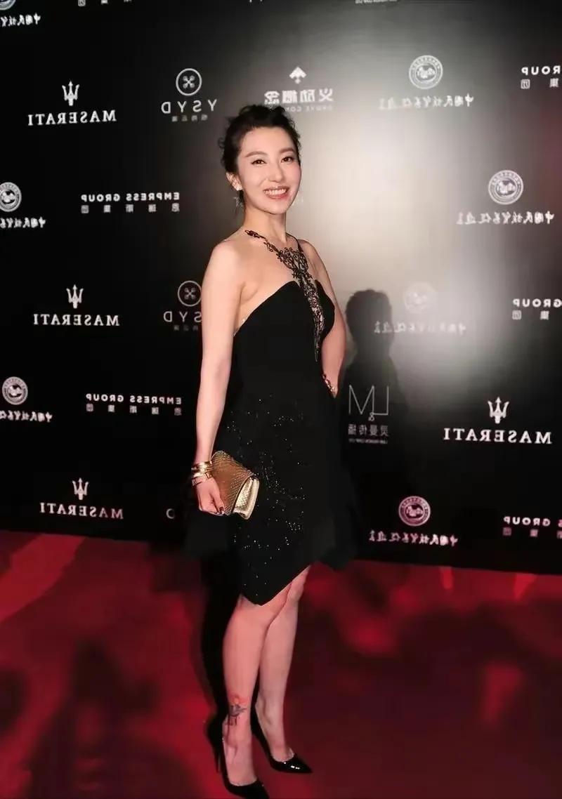 章子怡的嫂子殷旭，一袭小黑裙参加活动，颜值和气质不输一线女明星。

参加活动，殷