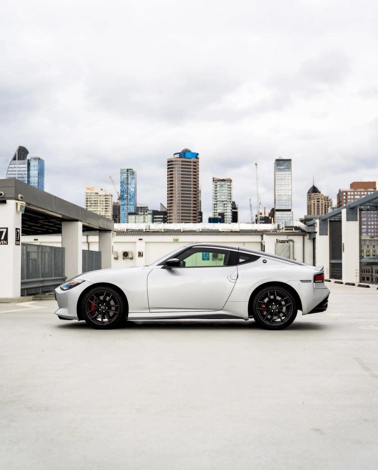 60多万大玩具 银装淑女能赢718么
手动， 3.0TT V6，前置后驱，平行进