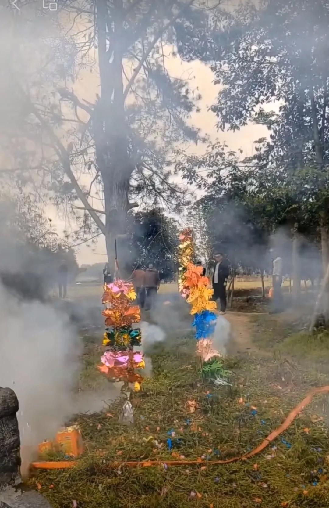 农村里面清明扫墓也变成了一种攀比了，现在真的是处处都是攀比。刚和我妈视频完，她说