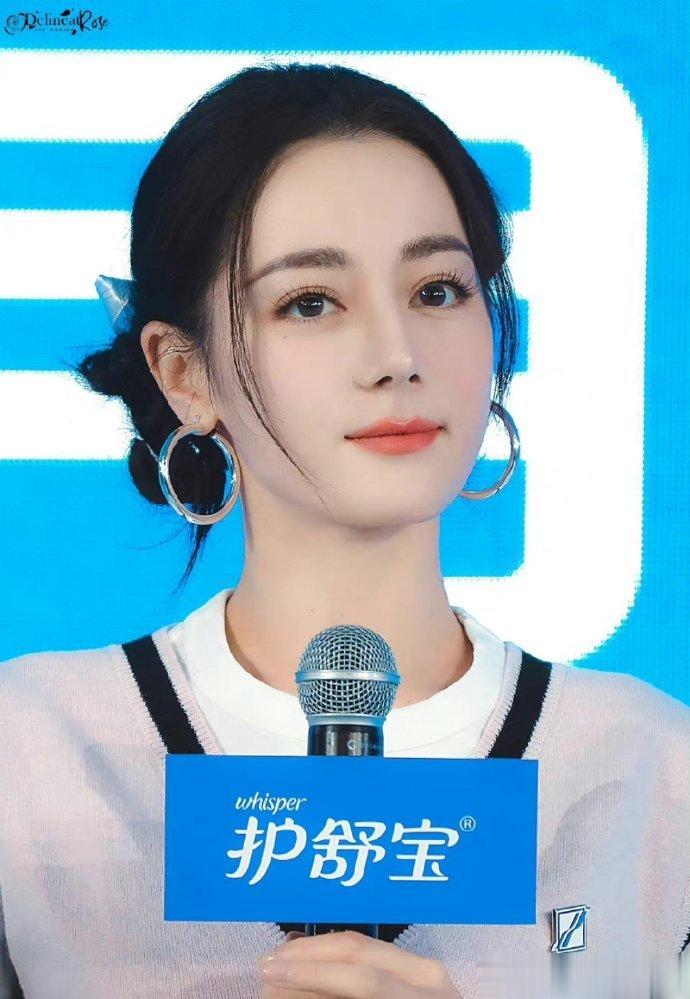 #迪丽热巴[超话]##迪丽热巴直播# 迪丽热巴今天直播状态太好了吧！妥妥女高中生