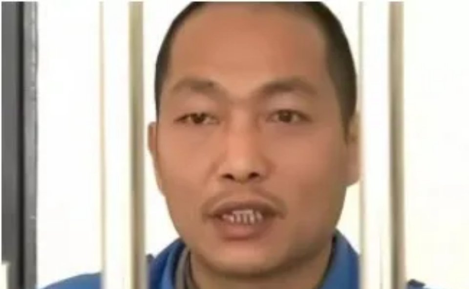 “睡我老婆，一个都别想活！”2013年除夕夜，云南一农民在鞭炮声的掩护下，手持自