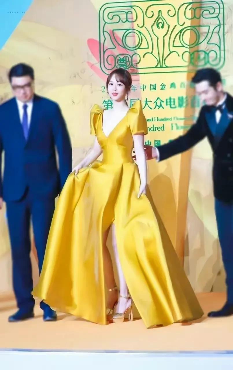 杨紫身穿金色礼服美成一道光。

参加活动，杨紫选择了一款高调的金色礼服出场，这款
