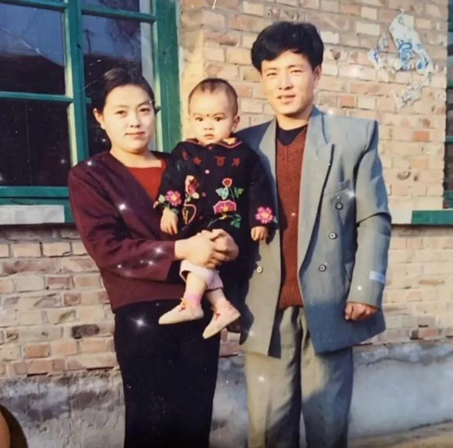 一对夫妻相隔20多年的两张合影，20年前妈妈圆润靓丽，20多年后女儿比妈妈更漂亮