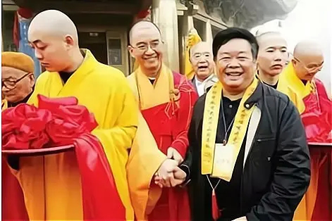 2016年，曹德旺和王石一起去万福寺烧香，看到寺庙破败不堪顺口问道：“为什么不修